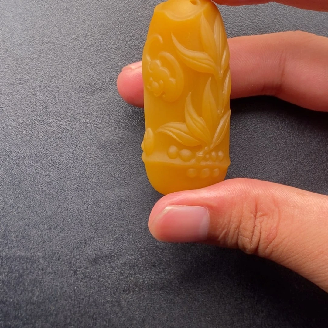 王***正石英质玉未镶嵌颈饰