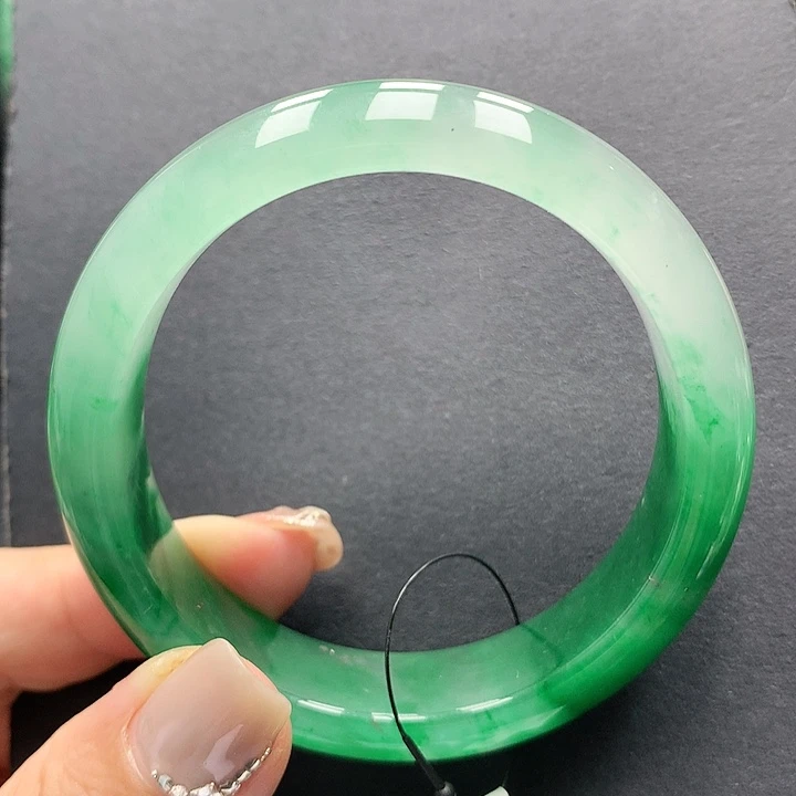 人****石英质玉手镯未镶嵌