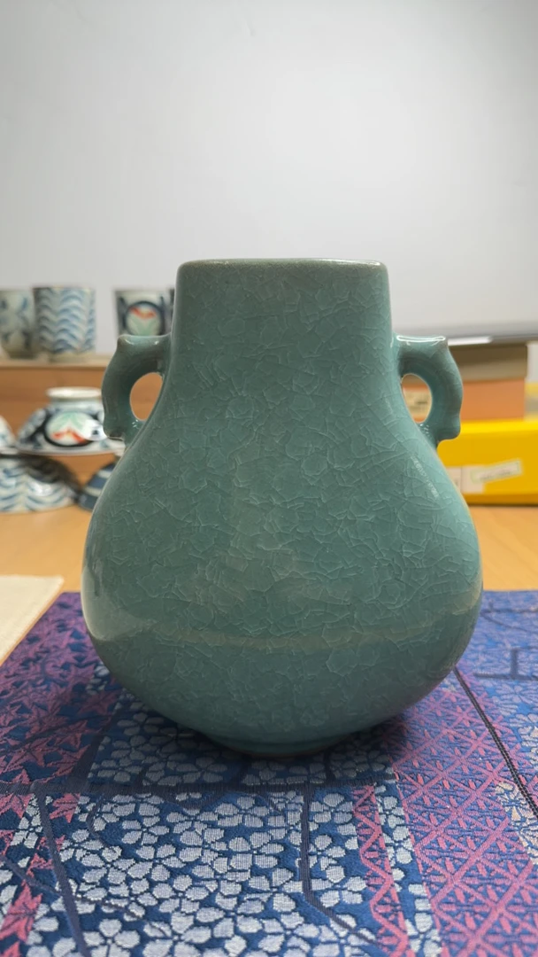 青瓷冰裂釉双耳花瓶