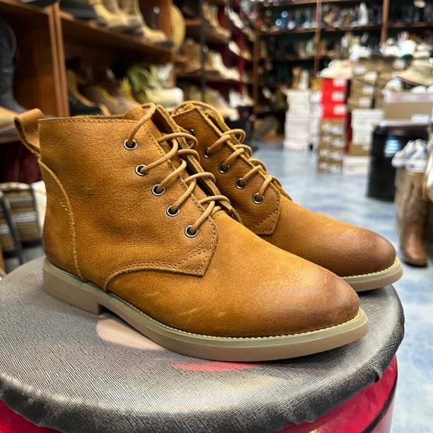 微瑕女款马丁靴棕色百搭个性复古做旧偏小