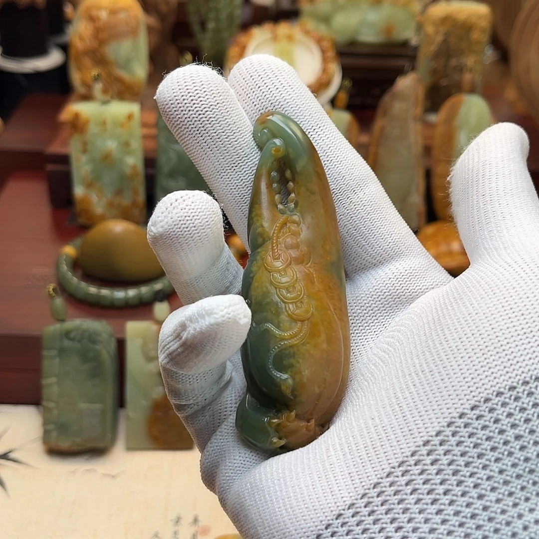 子***房颈饰未镶嵌岫岩河磨玉（透闪石质玉）