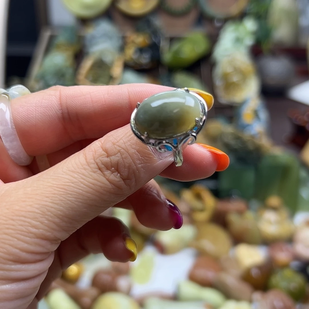 岫玉未镶嵌颈饰花玉戒指不是银托