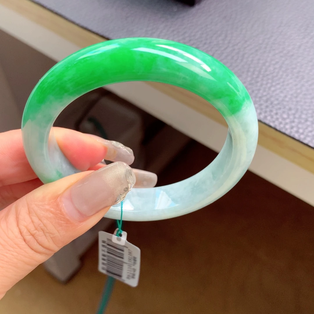 翡翠手镯未镶嵌缅甸