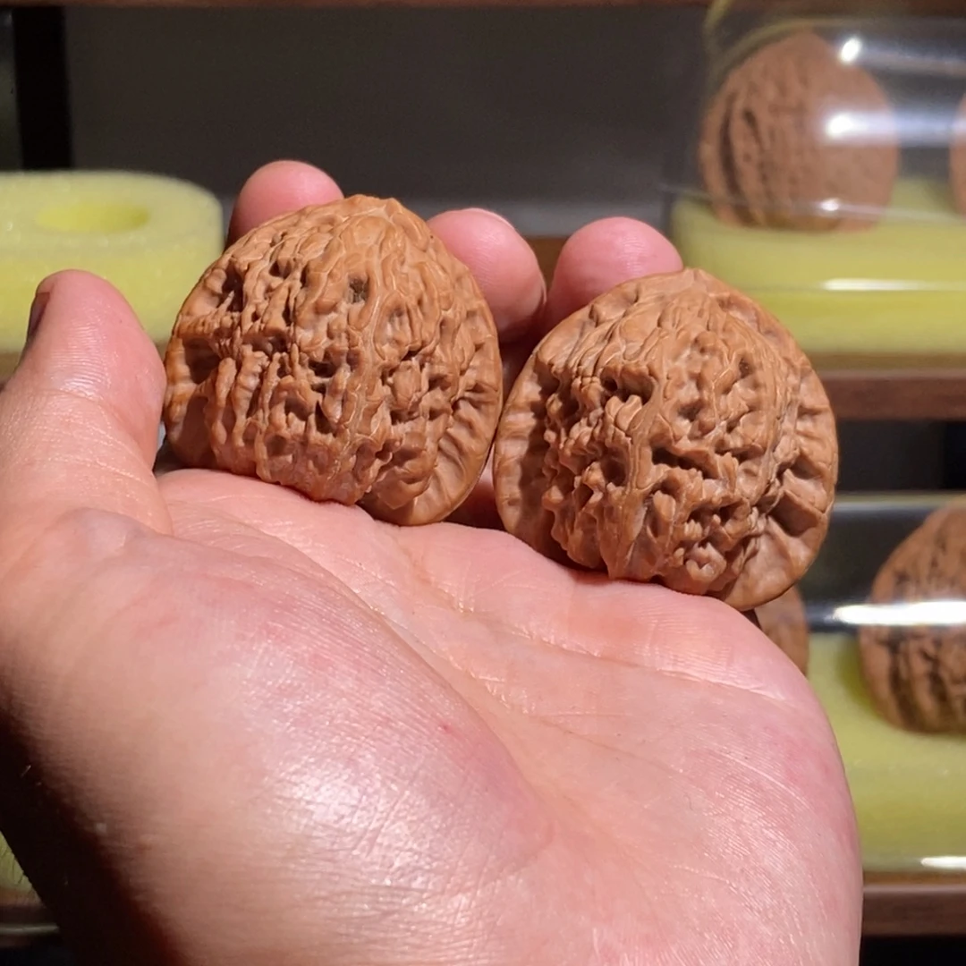 韬***r文玩核桃吊坠全品38尺三角白红皮山地精品对