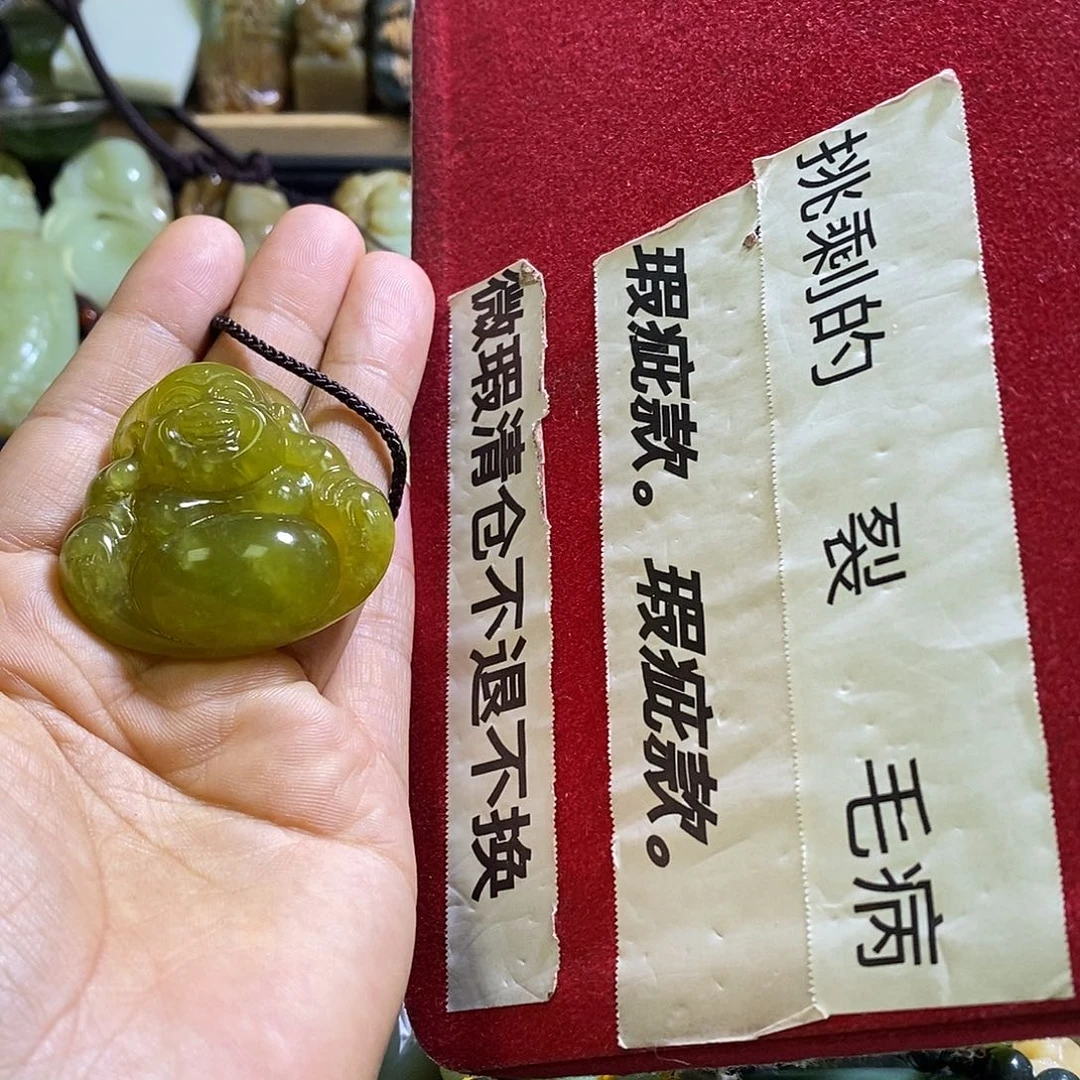 未镶嵌岫玉颈饰一个