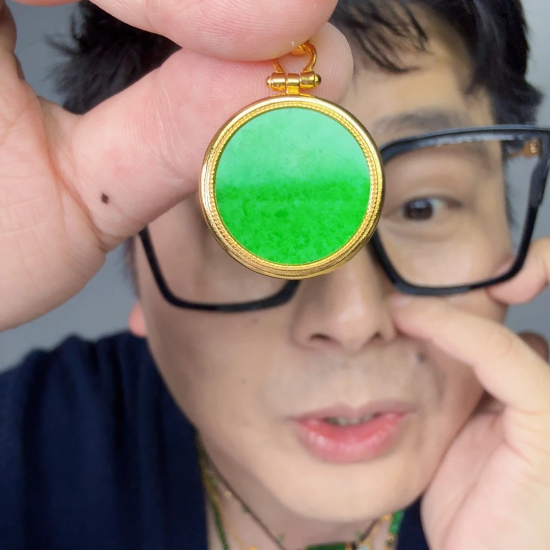 翡翠未镶嵌颈饰一件