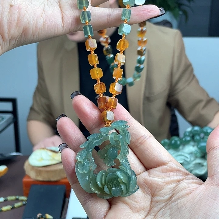 蛇纹石玉颈饰未镶嵌