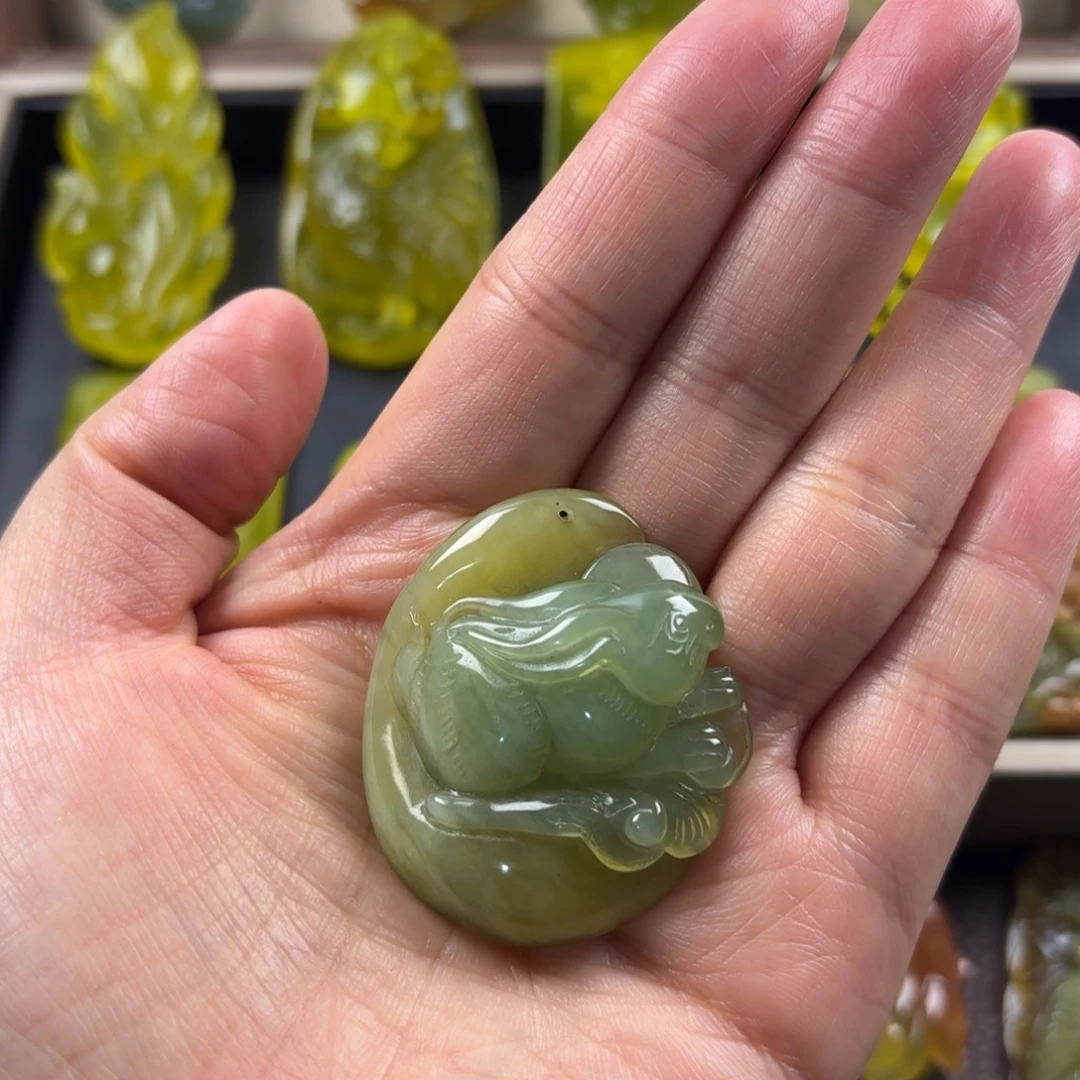 蛇纹石玉未镶嵌颈饰