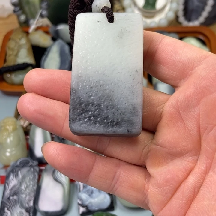 颈饰未镶嵌岫岩老玉（透闪石质玉）