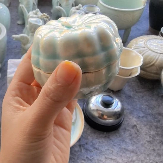 在***。瓷片湖田窑粉盒一个全品