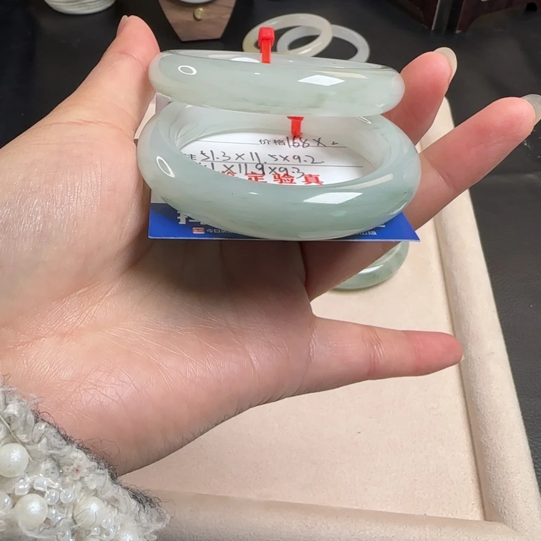 爱****石英质玉未镶嵌手镯2