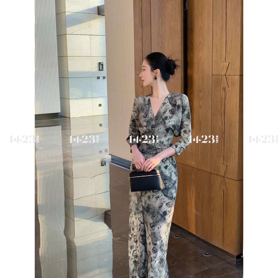 1423【水墨烟雨】春季国风收腰显瘦V领性感碎花桑蚕丝连衣裙