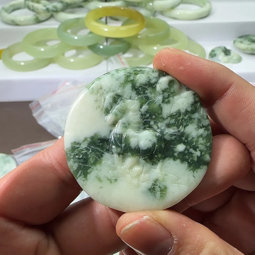 透闪石-蛇纹石玉未镶嵌颈饰