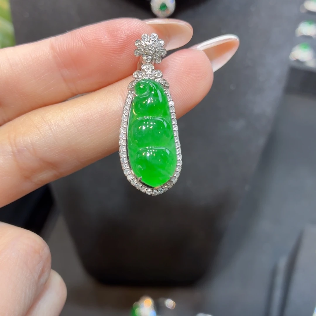 颈饰18K金镶嵌翡翠