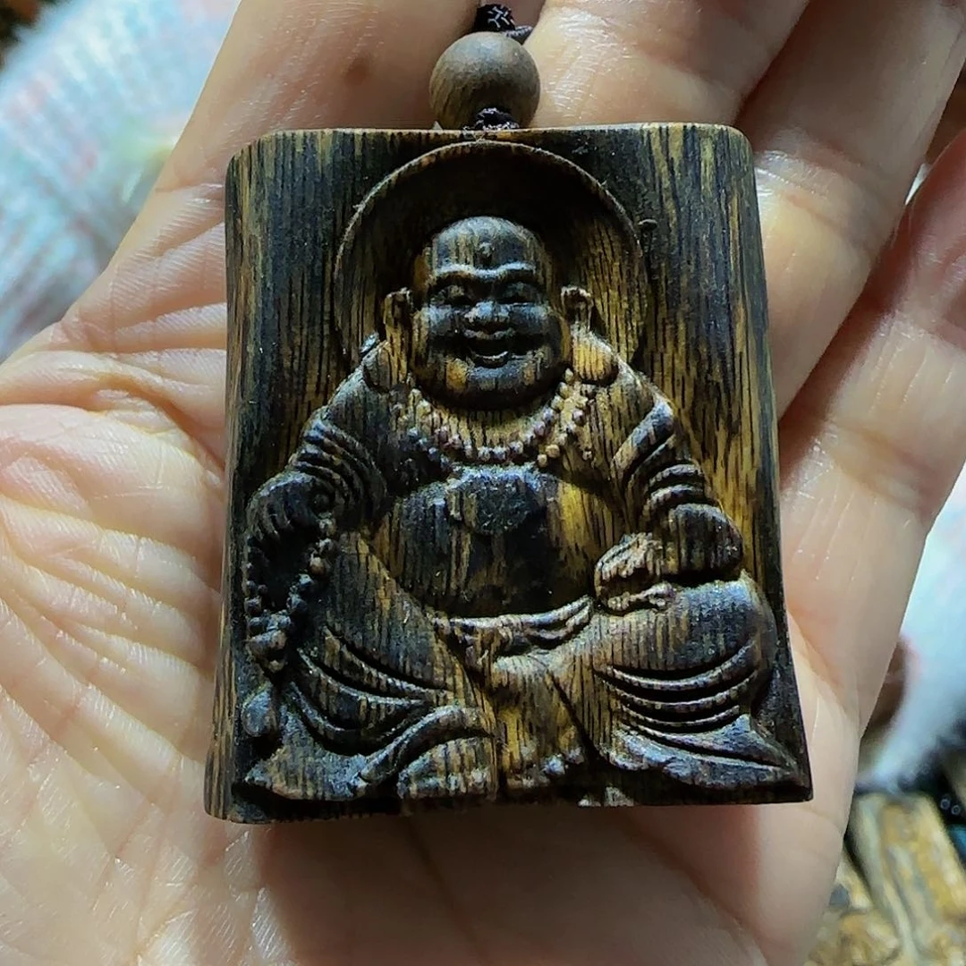 沉香吊坠海南白奇乌身老料雕刻佛公带绳16克