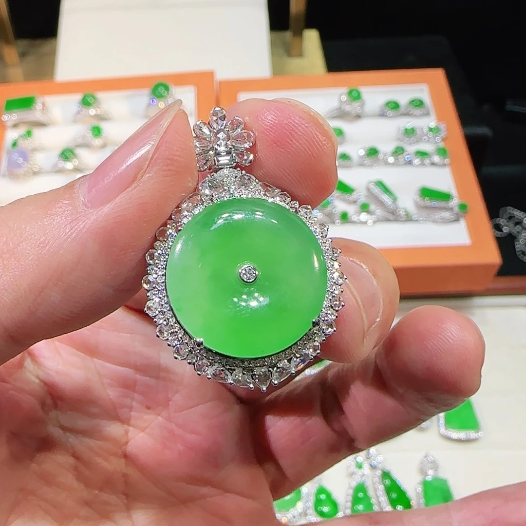 翡翠吊坠(不含链)18K金镶嵌