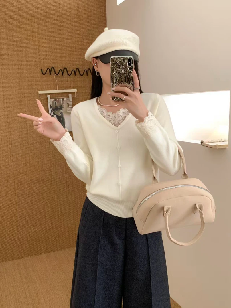 洋气减龄V领蕾丝拼接长袖针织衫秋冬新款韩系修身显瘦套头毛衣女