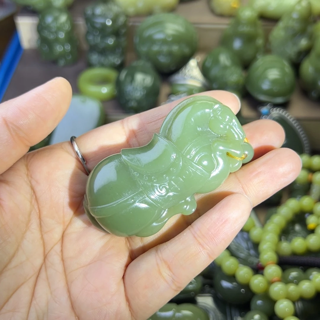 岫岩老玉（透闪石质玉）把件未镶嵌?**雨