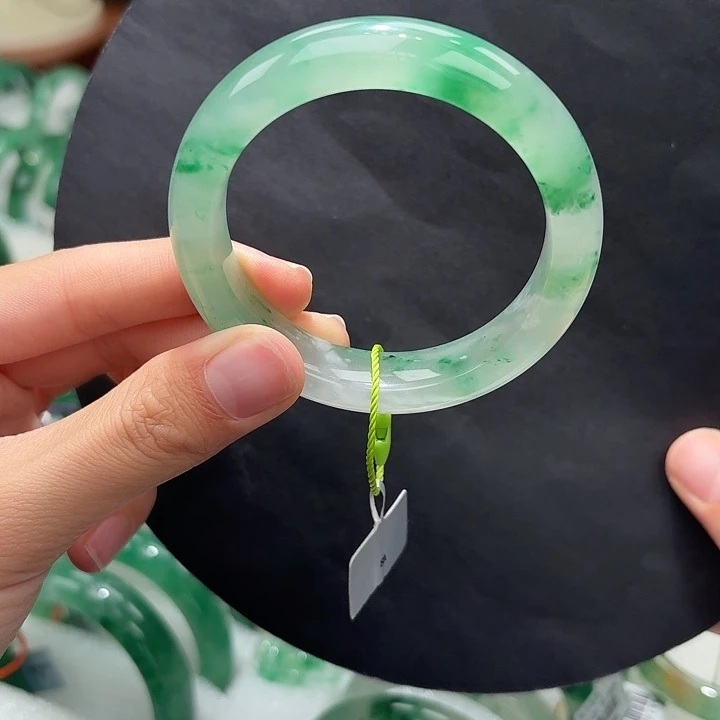 石英质玉（非洲翠）手镯未镶嵌