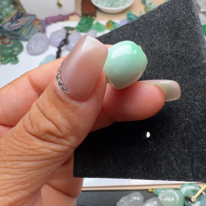 翡翠未镶嵌颈饰04