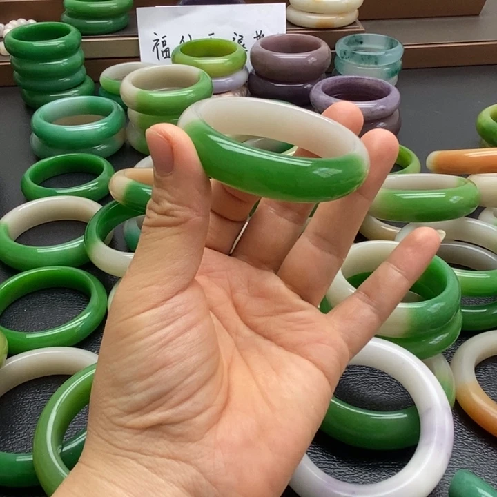 石英质玉手镯未镶嵌好**多