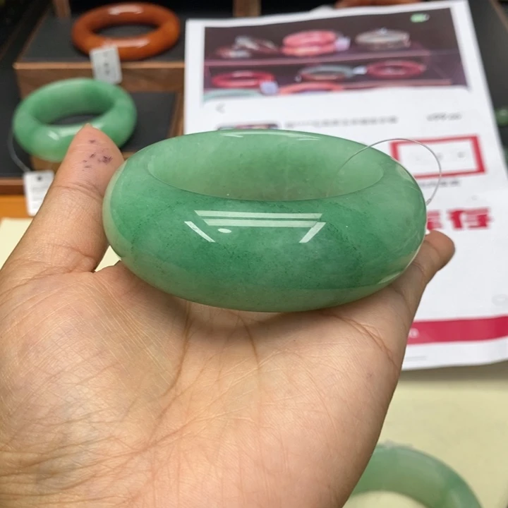 吃****石英质玉未镶嵌手镯