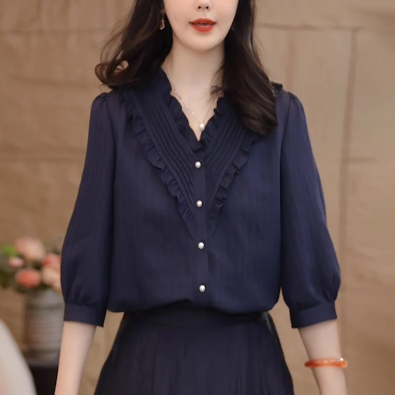 藏青色亚麻v领衬衫女2025夏季宽松显瘦洋气减龄设计感木耳边上衣