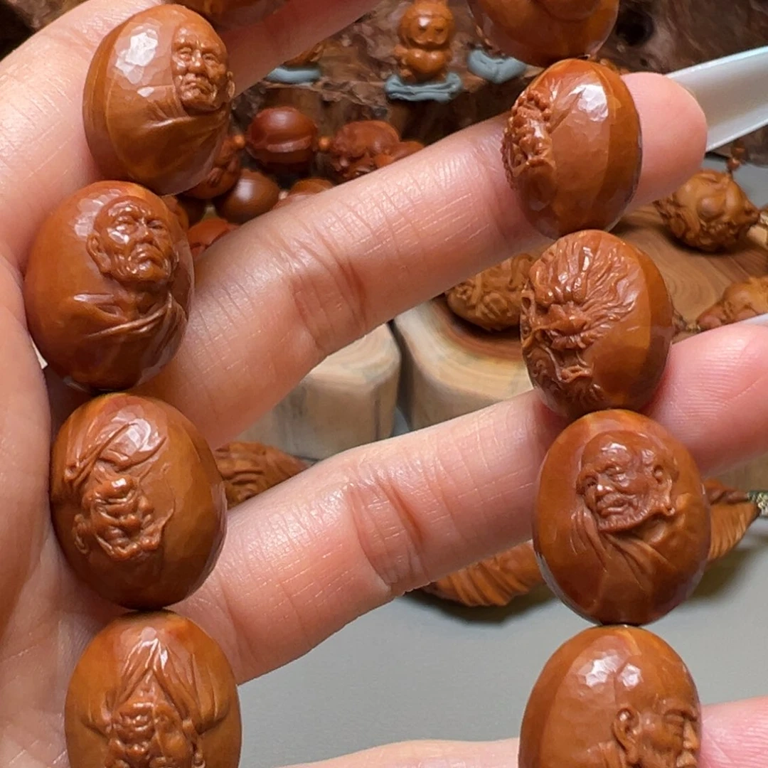 橄榄核手串十二尊着银管