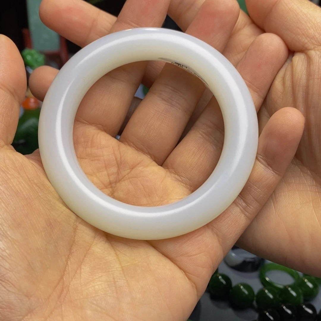 和田玉手镯未镶嵌泡*?