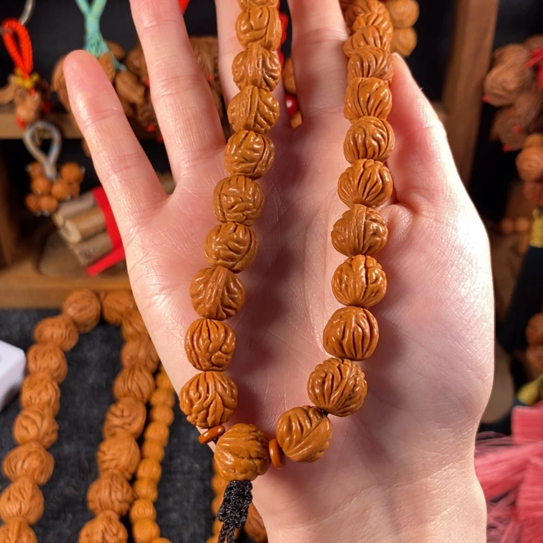 吊坠桃核桃枭手持