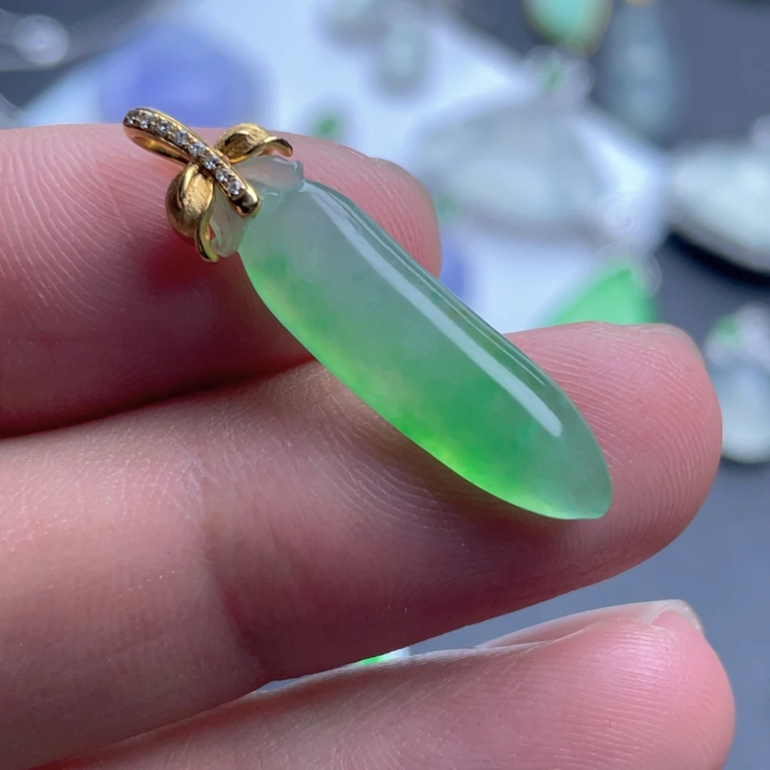 翡翠18K金镶嵌颈饰