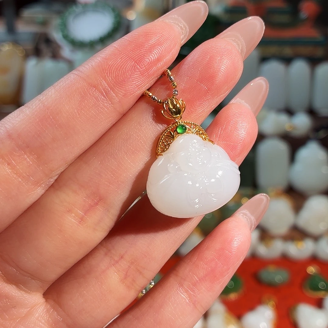 战***战和田玉18K金镶嵌颈饰