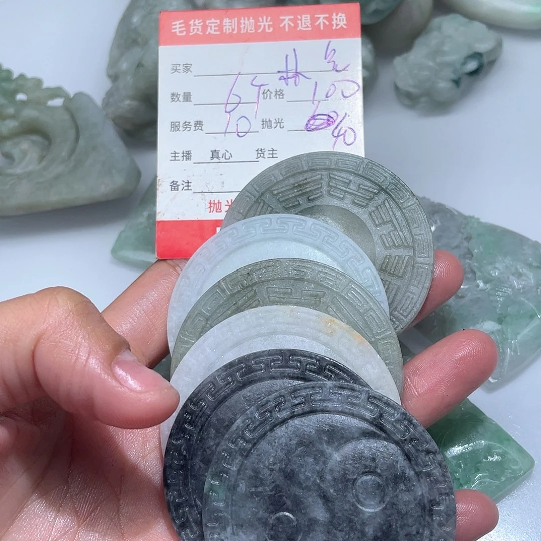 林***晨颈饰未镶嵌翡翠是