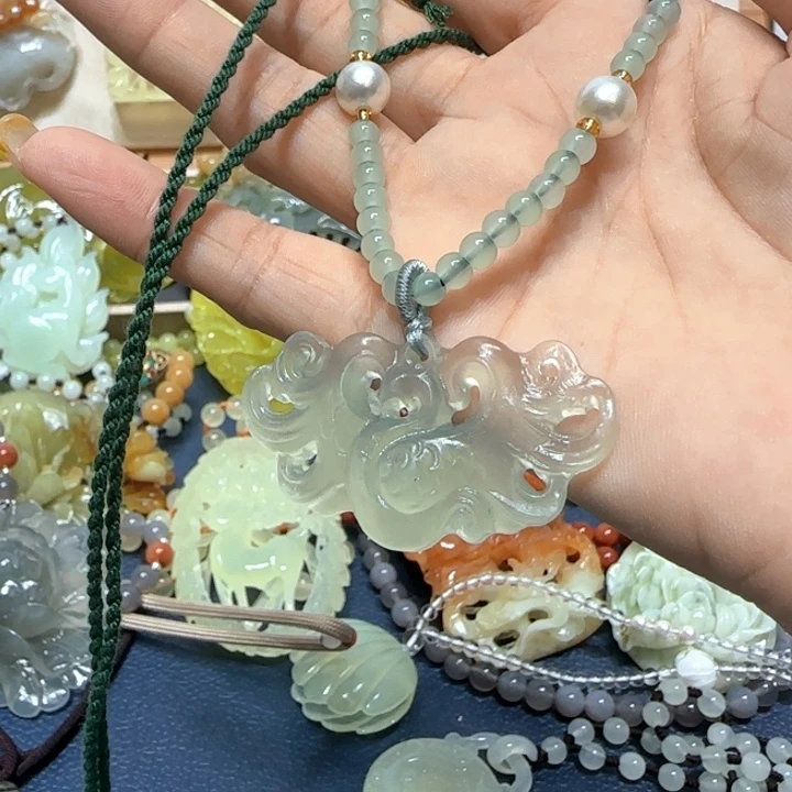 未镶嵌蛇纹石玉吊坠