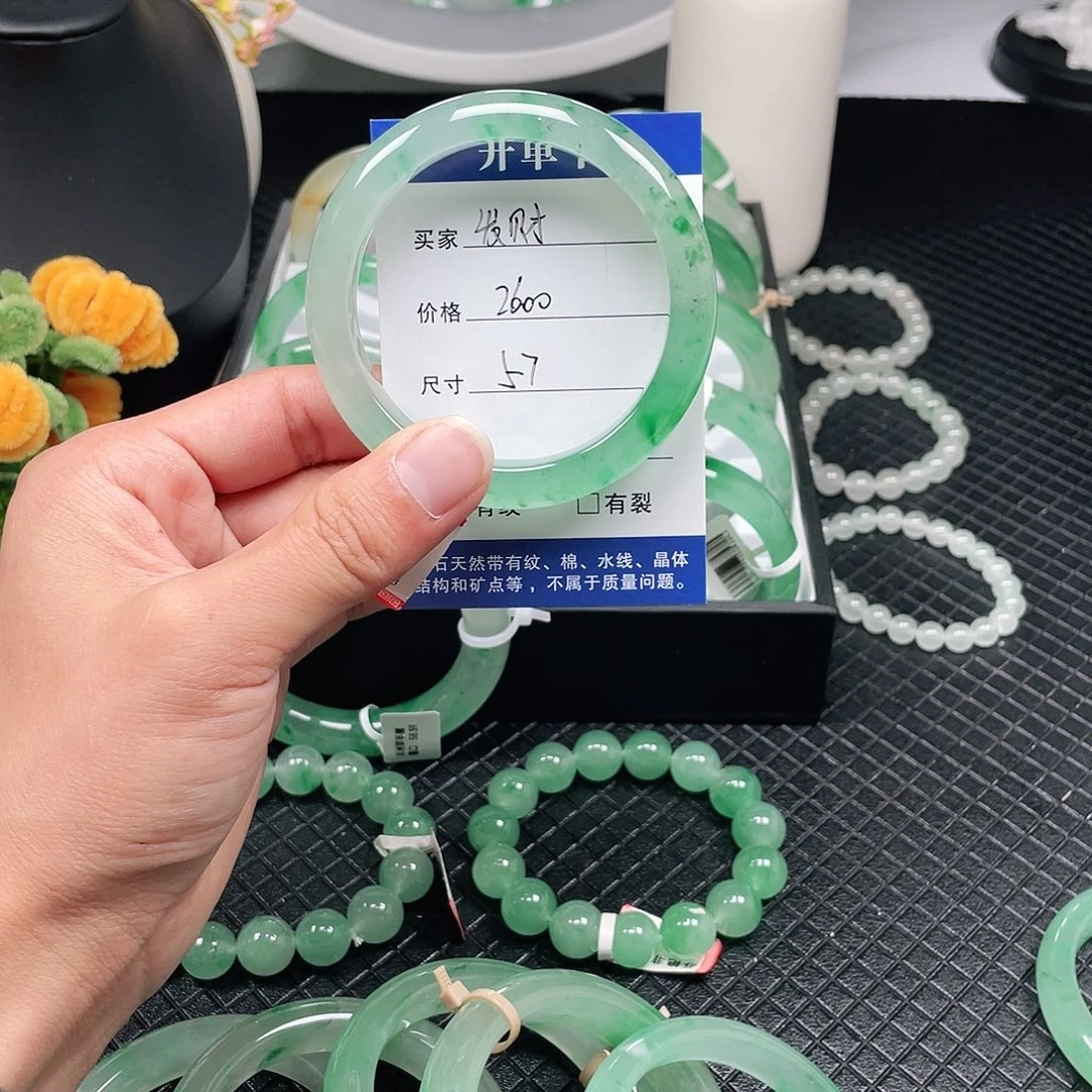 不***财未镶嵌手镯石英质玉