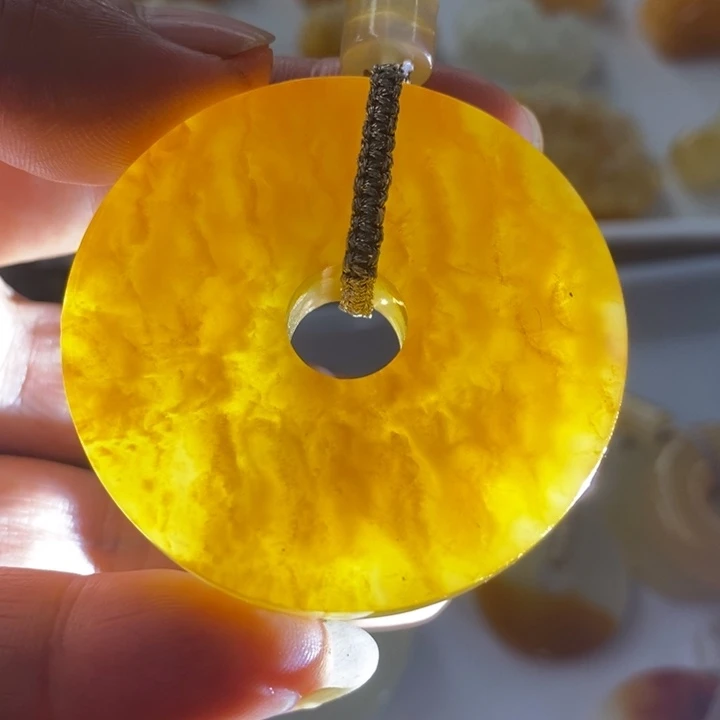 未镶嵌石英质玉（黄龙玉）颈饰