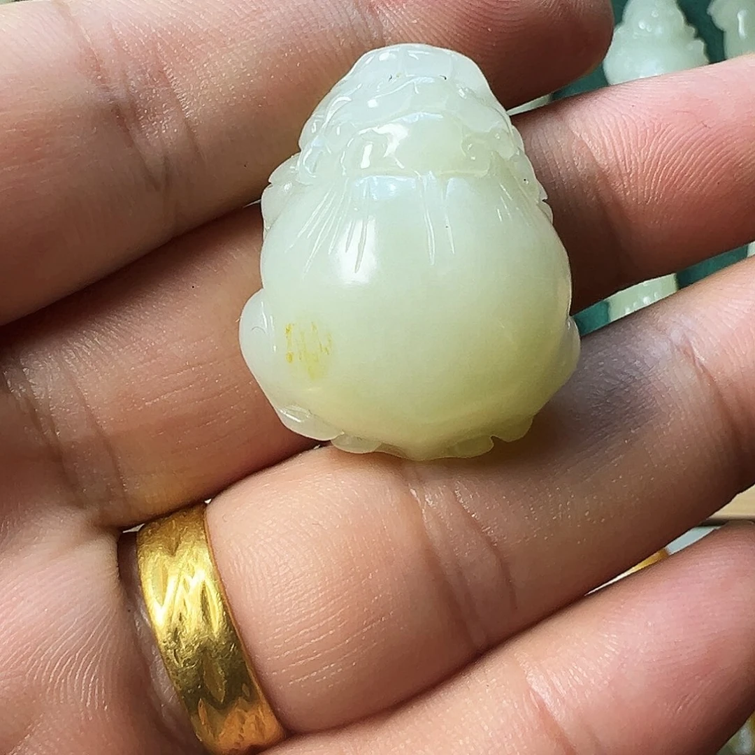 颈饰未镶嵌和田玉为****.