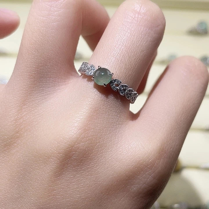 翡翠未镶嵌颈饰戒指