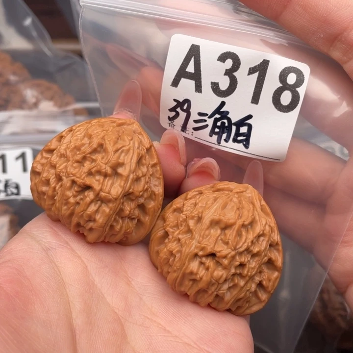 39三角白文玩核桃