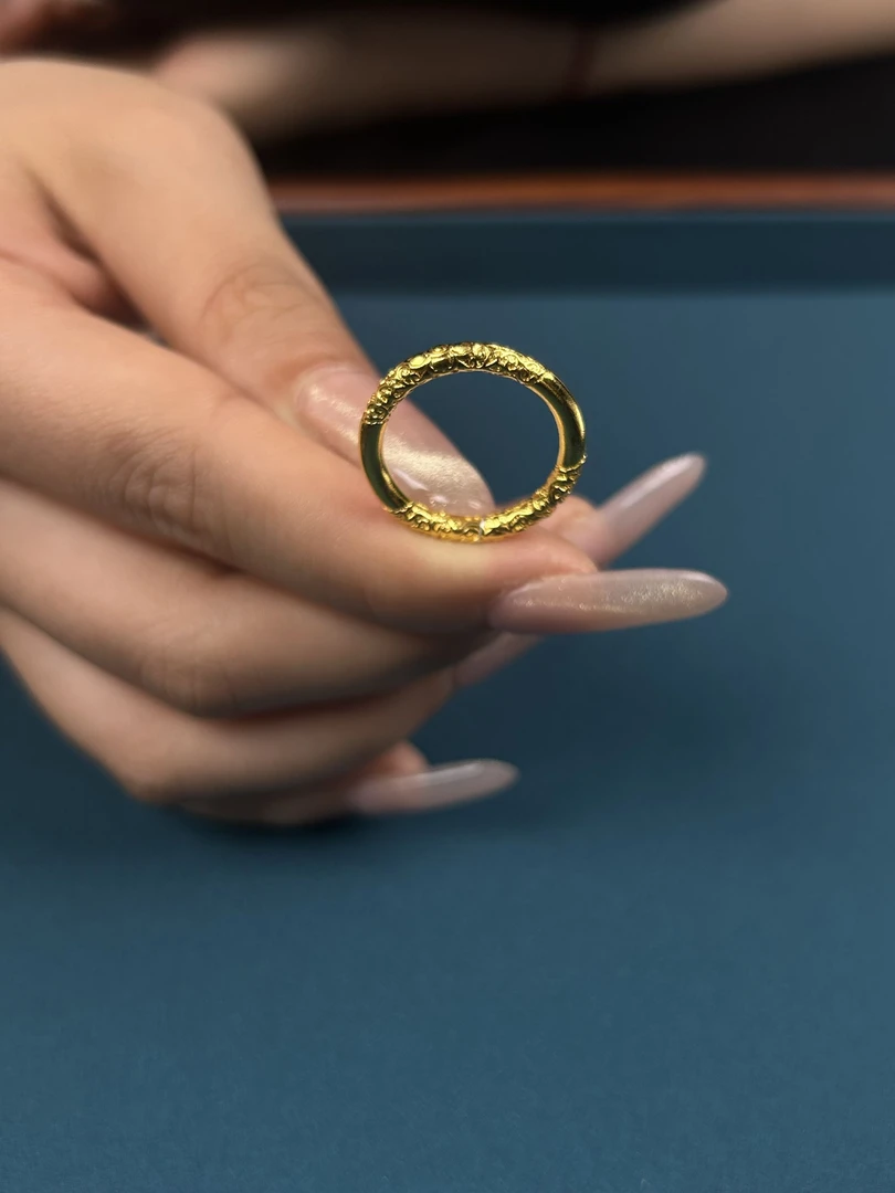 足银戒指 尊伴珠宝手工镀金足银卷草纹戒指时尚百搭精美指环金色