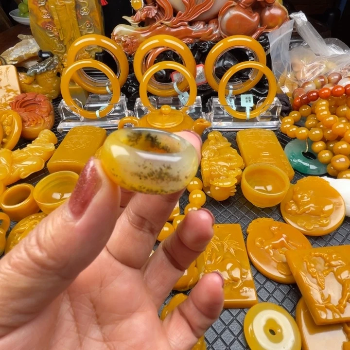 未镶嵌石英质玉（黄龙玉）颈饰