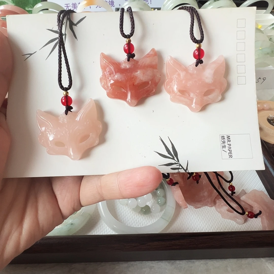 石英质玉（金丝玉）未镶嵌颈饰狐狸面具吊坠