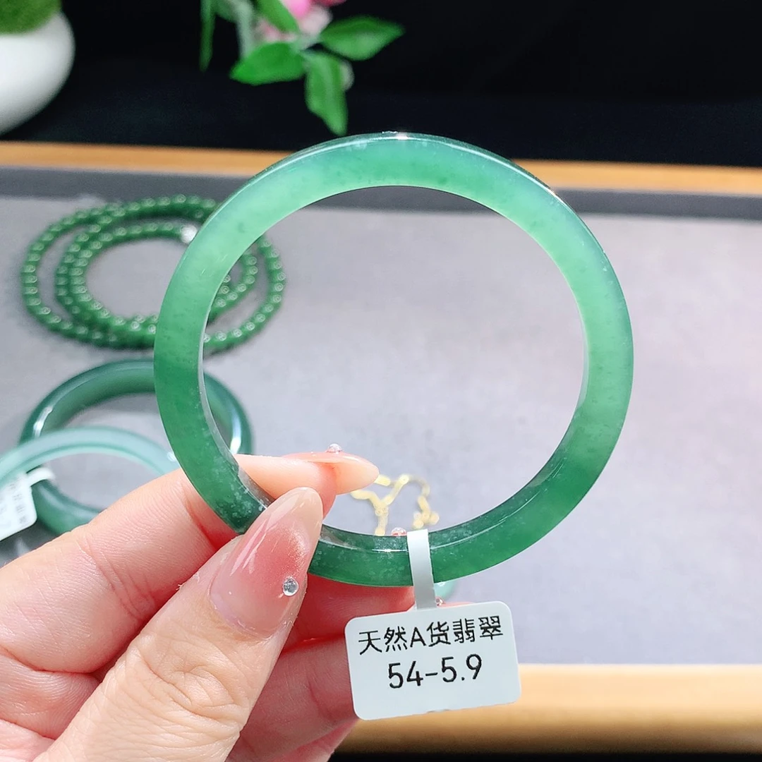 未镶嵌手镯（圆镯）翡翠