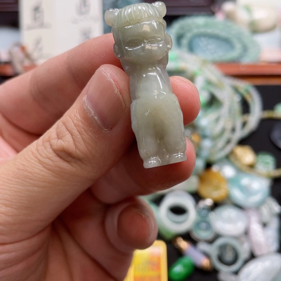 翡翠未镶嵌颈饰哪吒