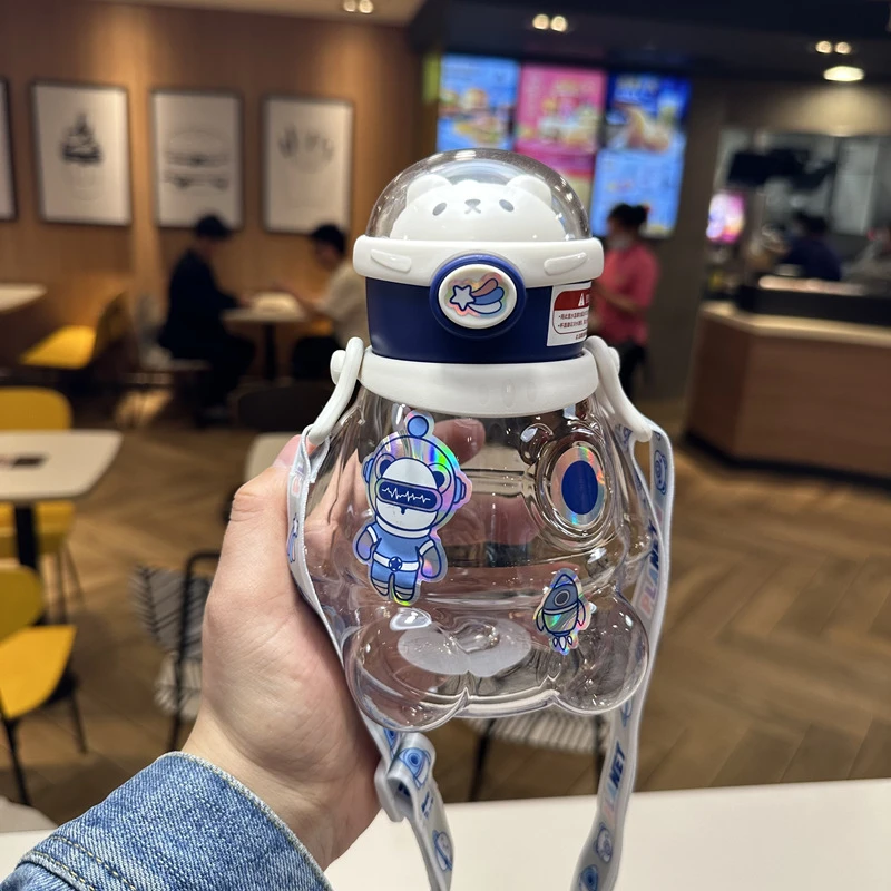 网红宇航员小熊塑料杯大容量幼儿园便携背带吸管水杯卡通可爱杯子