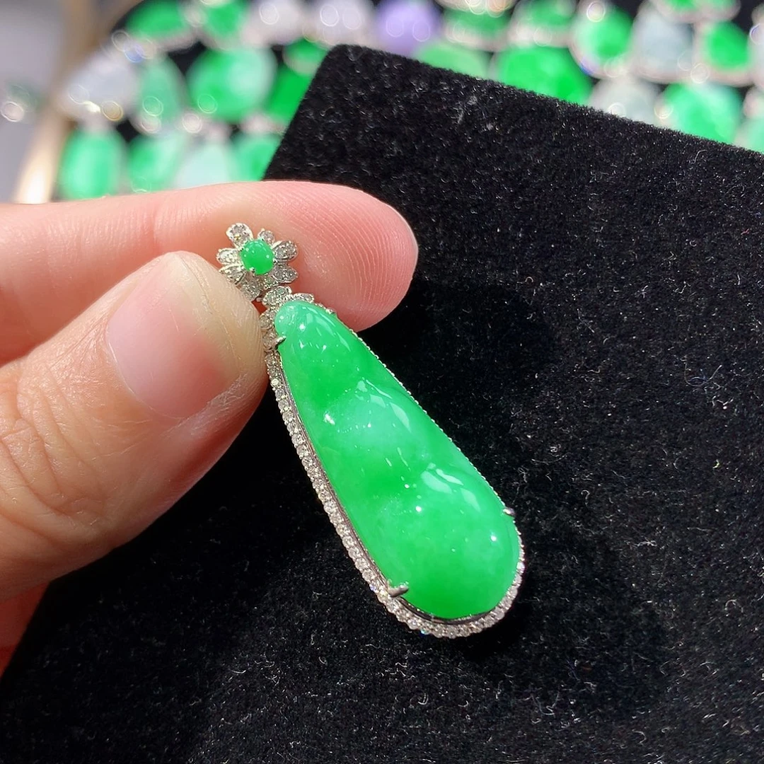 翡翠18K金镶嵌颈饰