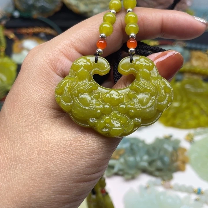 蛇纹石玉未镶嵌颈饰