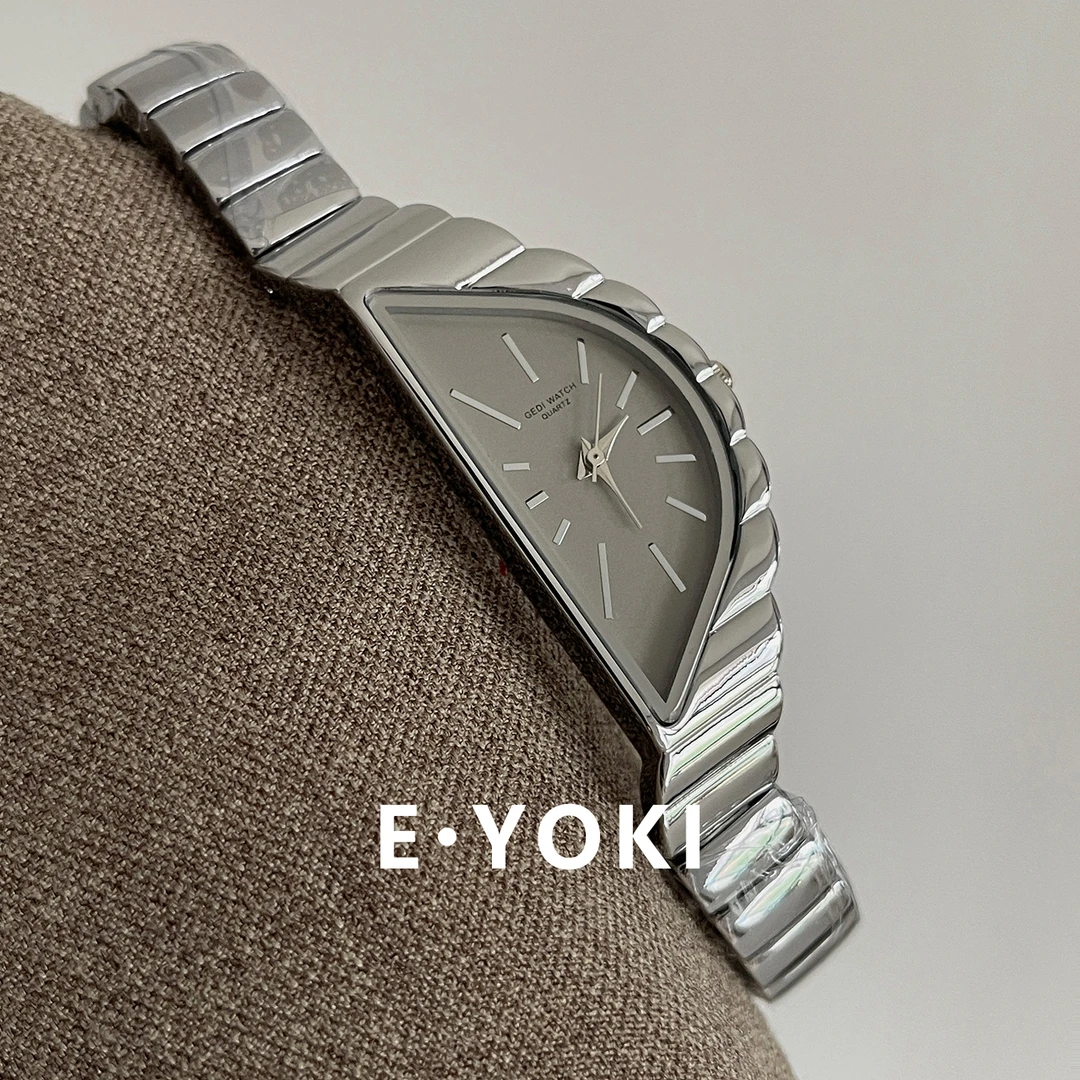 一柚七银灰饺子手链女士小众时尚潮流女款设计师高级感石英手表女