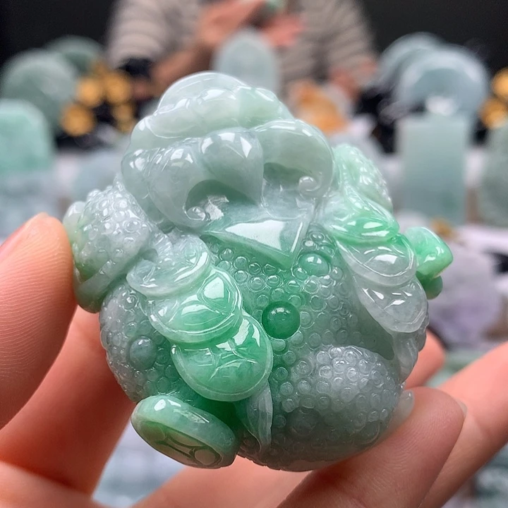 5***5翡翠未镶嵌颈饰大金蟾