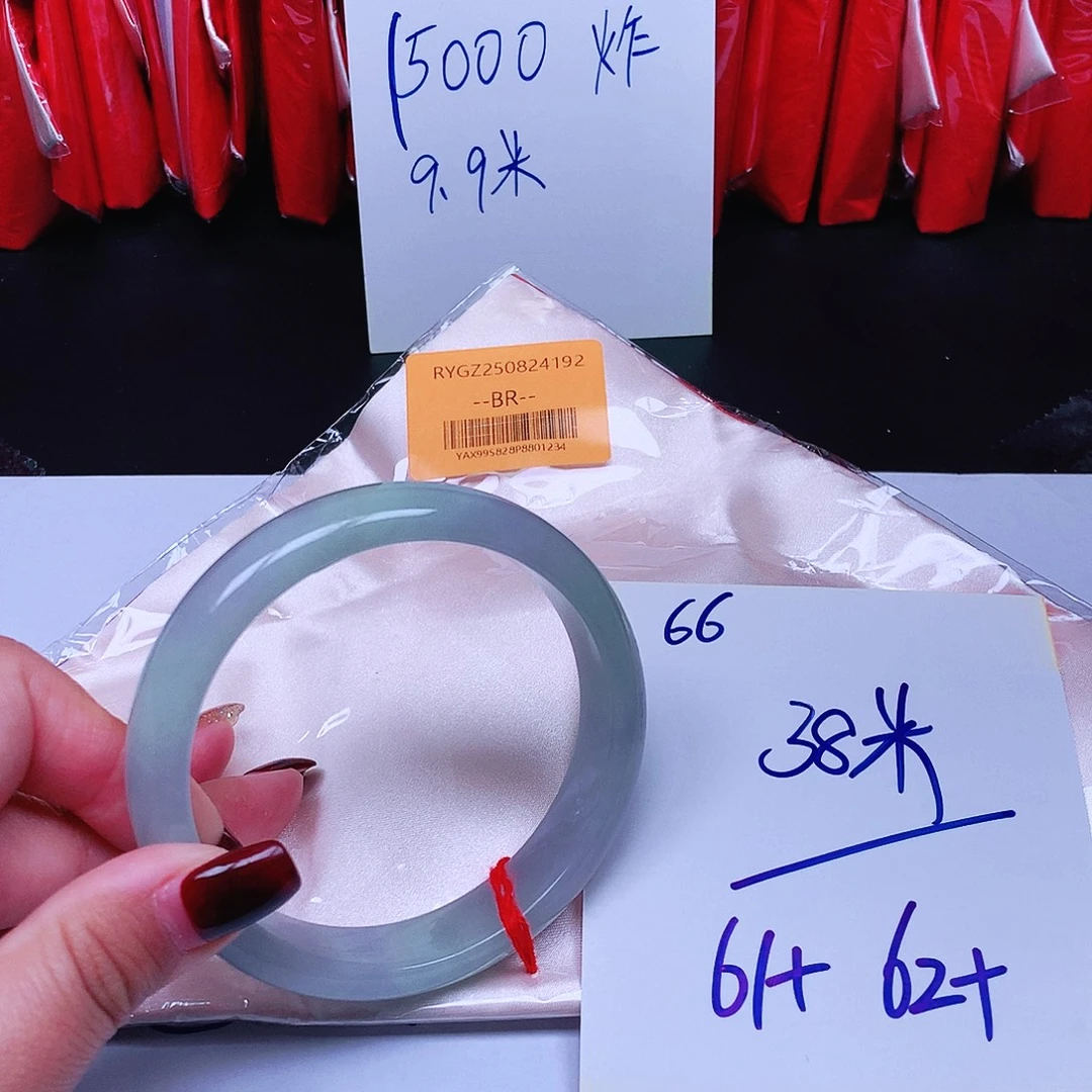 翡翠未镶嵌手镯66。